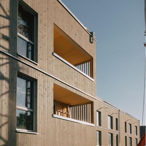 Eine neue Methode im Wohnungsbau: Eine Baustelle, auf der Reinhold Müller mit Holzelementen arbeitet
