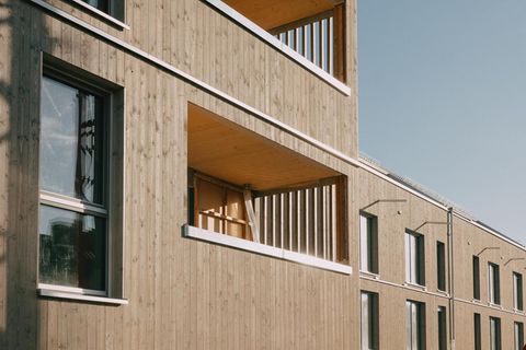 Eine neue Methode im Wohnungsbau: Eine Baustelle, auf der Reinhold Müller mit Holzelementen arbeitet