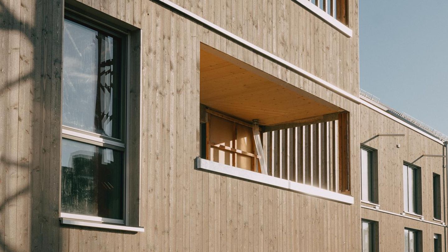 Eine neue Methode im Wohnungsbau: Eine Baustelle, auf der Reinhold Müller mit Holzelementen arbeitet