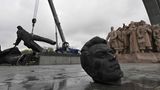 Kiew, Ukraine. In der Hauptstadt des kriegsgebeutelten Landes wurde ein Denkmal aus Sowjetzeiten demontiert, das die historischen Bande zwischen der Ukraine und Russland symbolisieren soll. Bürgermeister Vitali Klitschko erklärte den Abbau mit Moskaus "barbarischem Wunsch", den ukrainischen Staat und die Ukrainer zu zerstören.