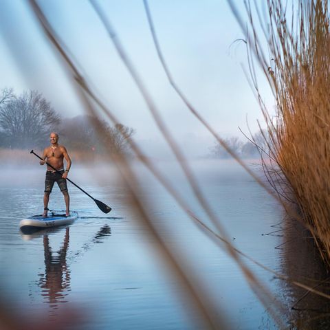 Tim Truntschnig beim Stand-up-Paddling