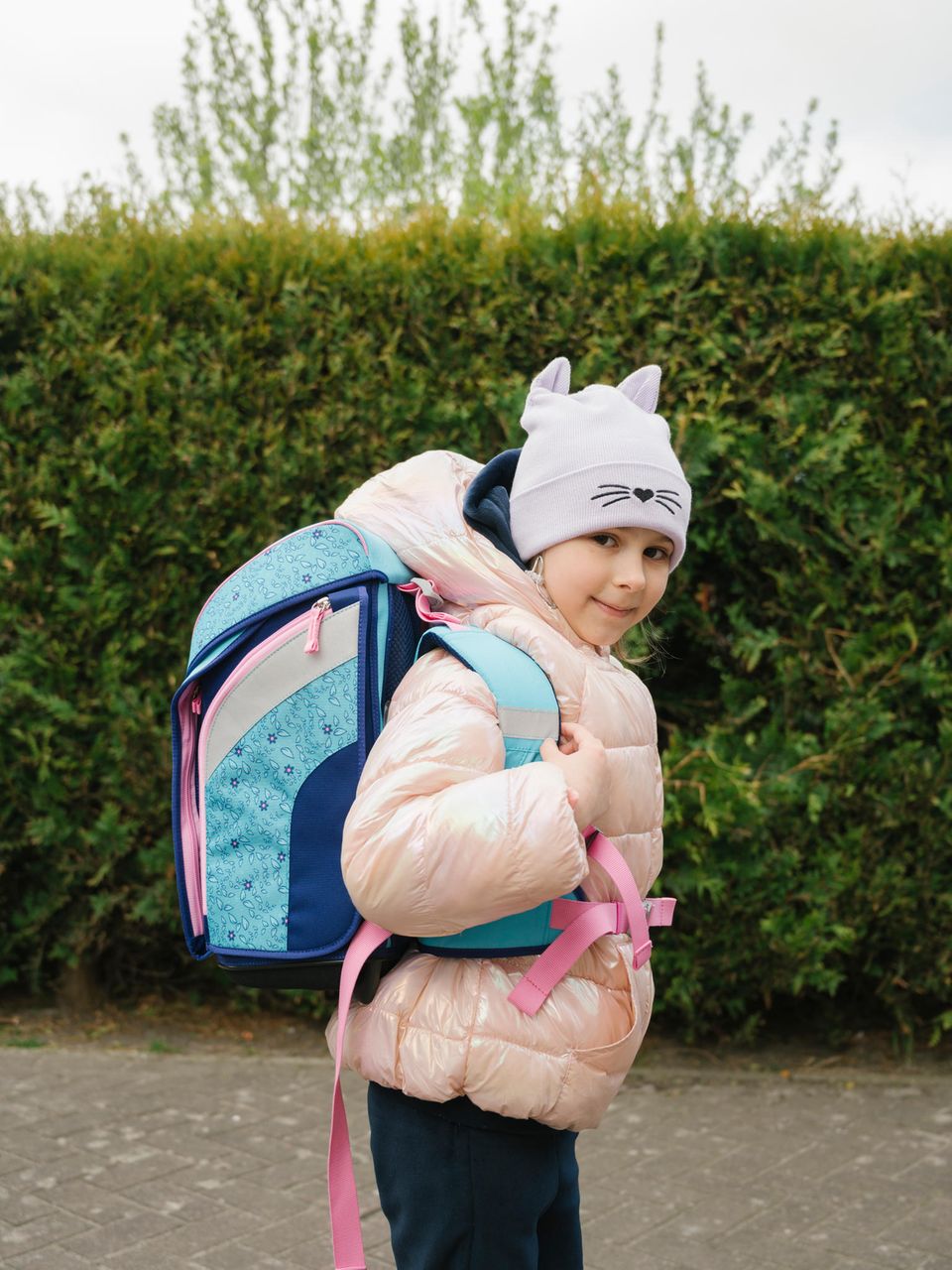 Die sechsjährige Mascha mit ihrem neuen Ranzen