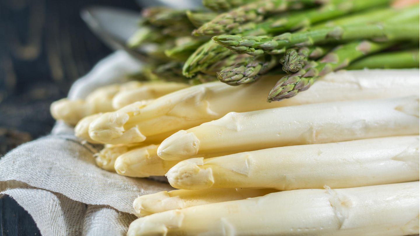 How to properly cook white and green asparagus