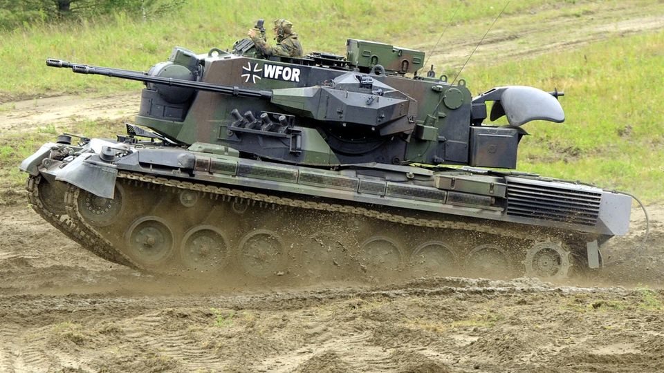 Ein Flakpanzer vom Typ Gepard fährt auf dem Truppenübungsplatz in Munster