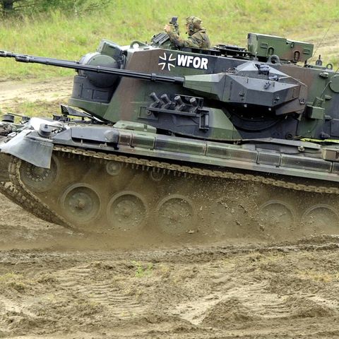 Ein Flakpanzer vom Typ Gepard fährt auf dem Truppenübungsplatz in Munster