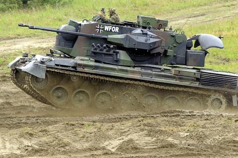 Ein Flakpanzer vom Typ Gepard fährt auf dem Truppenübungsplatz in Munster