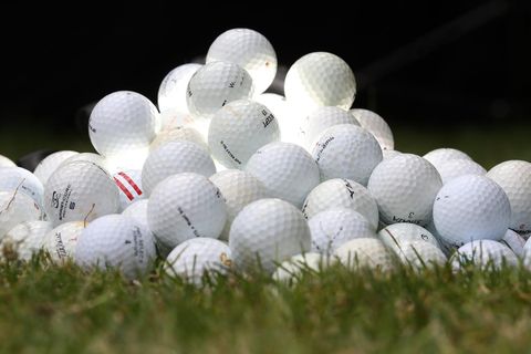 Fast 700 Golfbälle in vier Jahren: Eine Familie in Massachusetts wurde vom Golfclub nebenan mit verirrten Bällen bombardiert.