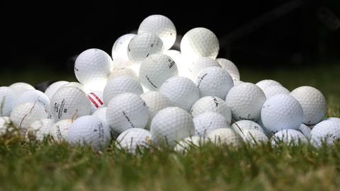 Fast 700 Golfbälle in vier Jahren: Eine Familie in Massachusetts wurde vom Golfclub nebenan mit verirrten Bällen bombardiert.