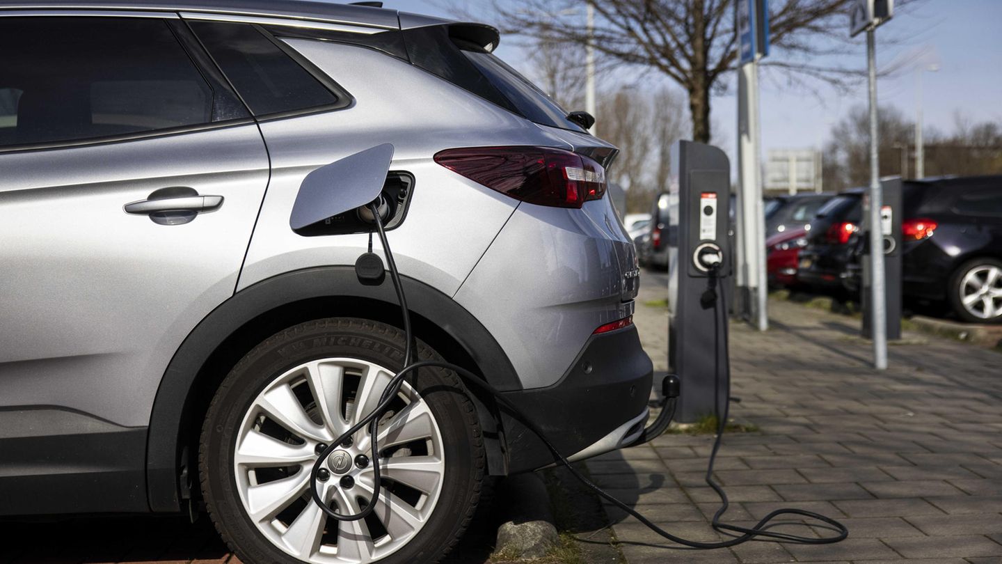 Ein Elektroauto wird an einer Ladestation aufgeladen