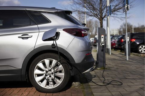 Ein Elektroauto wird an einer Ladestation aufgeladen