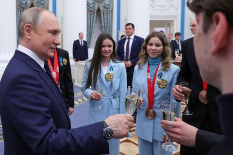 Wladimir Putin stößt unter anderem mit Eiskunstläuferin Kamila Walijewa (Mitte links)  im Kreml an