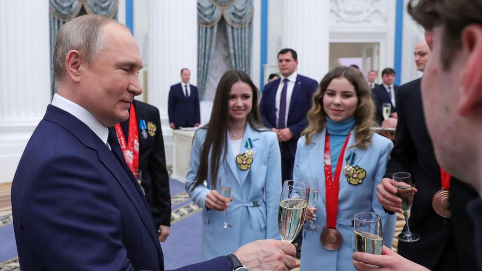 Wladimir Putin stößt unter anderem mit Eiskunstläuferin Kamila Walijewa (Mitte links)  im Kreml an