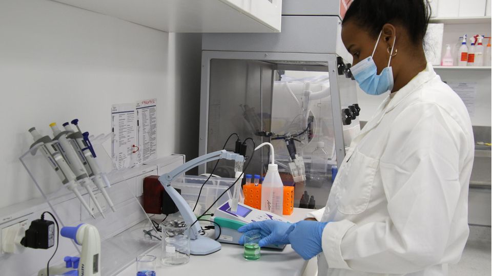 Wissenschaftlerin in einem Labor in Südafrika