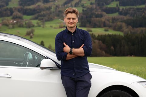 Rechtsanwalt Dr. Christoph Lindner vor seinem Tesla Model S