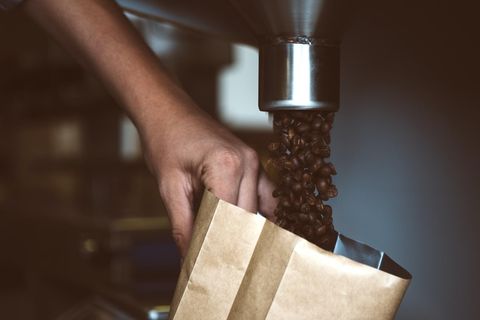 Fairtrade-Kaffee wird in eine Verpackung gefüllt