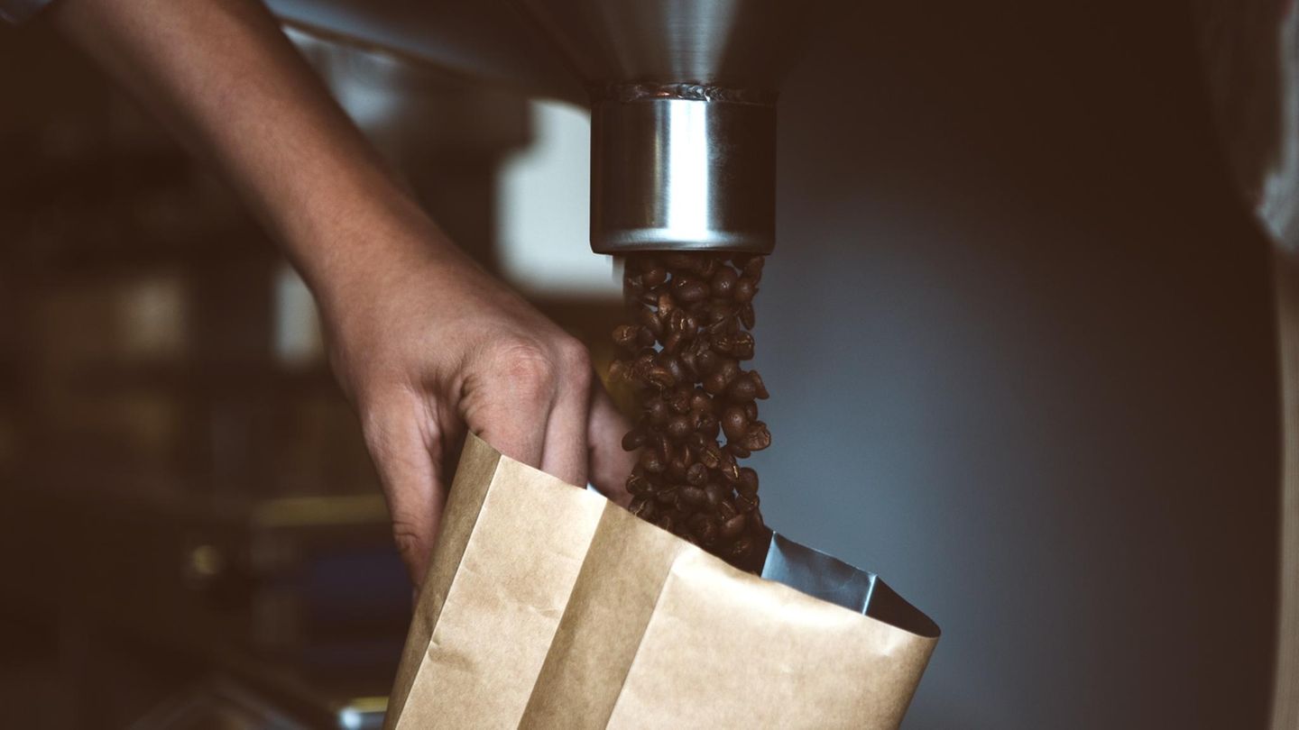 Fairtrade-Kaffee wird in eine Verpackung gefüllt