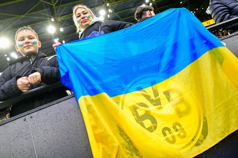 Zuschauer im Signal-Iduna-Park mit einer kombinierten BVB-Ukraine-Fahne