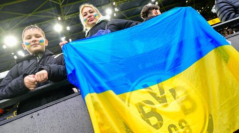 Zuschauer im Signal-Iduna-Park mit einer kombinierten BVB-Ukraine-Fahne