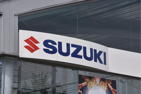Schriftzug des japanischen Automobilhersteller Suzuki an einem Geschäftsgebäude