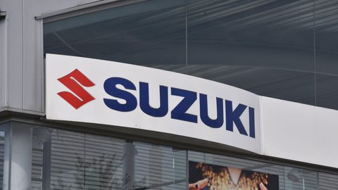 Schriftzug des japanischen Automobilhersteller Suzuki an einem Geschäftsgebäude