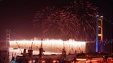 24. April 1997: Hongkong eröffnet längste doppelstöckige Hängebrücke der Welt  Die ehemalige britische Premierministerin Margret Thatcher schaut dem Feuerwerk zu, dass wie ein Wasserfall von der Tsing-ma-Brücke zu fließen scheint. Mit einer Spannweite von 2,2 Kilometern ist sie die bis dahin längste doppelstöckige Brücke der Welt und verbindet den Flughafen Flughafen Chek Lap Kok auf der Insel Lantau mit dem Statdteil Kowloon.