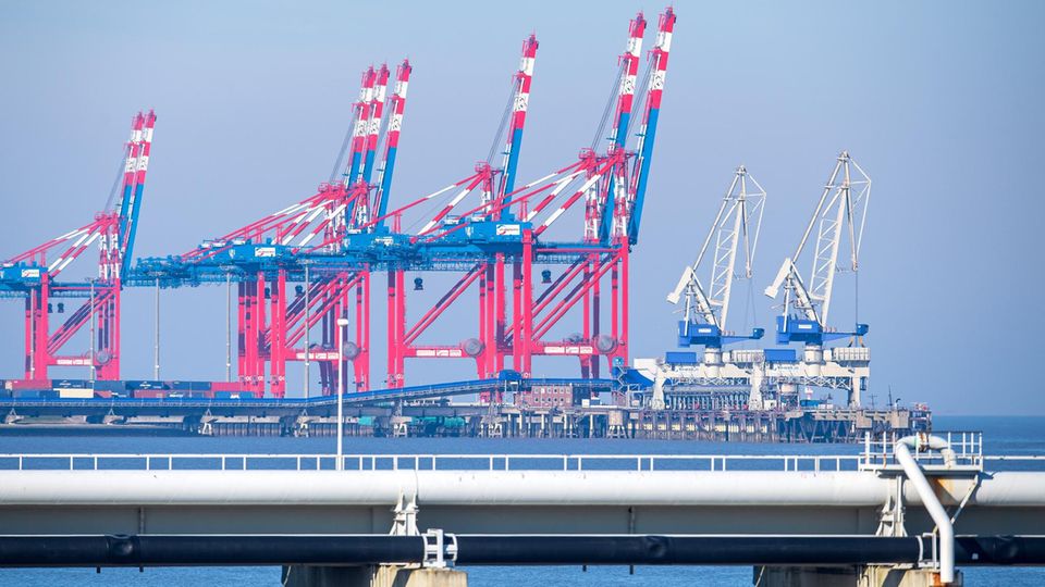 Der Jade-Weser-Port mit den Rohren der Tankerlöschbrücke
