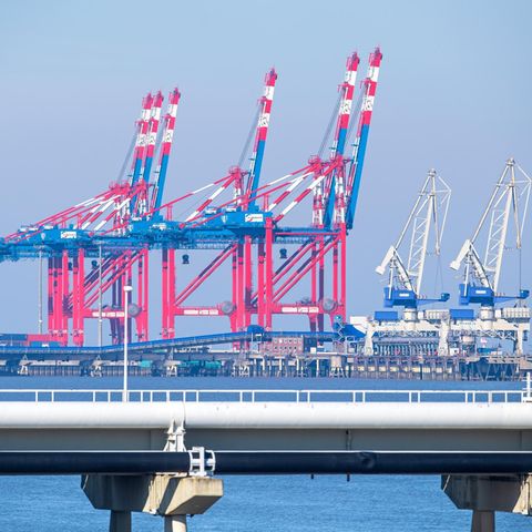 The Jade-Weser-Port with the pipes of the tanker fire bridge