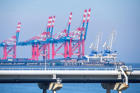 Der Jade-Weser-Port mit den Rohren der Tankerlöschbrücke