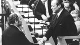 27. April 1972: Bundeskanzler Brandt übersteht konstruktives Misstrauensvotum  Die Geste dürfte weder Bundeskanzler Willy Brandt (r., SPD) noch Rainer Barzel (l., CDU) leicht gefallen sein. Nach dem gescheiterten konstruktiven Misstrauensvotum gegen Brandt gratuliert Barzel, der selbst zum Kanzler gewählt werden wollte. Beim Misstrauensvotum ging es auch um die Ostverträge. Während die sozialliberale Regierungskoalition die Ostpolitik als Versuch einer Aussöhnung ansah, sprach die Opposition sprach vom "Ausverkauf deutscher Interessen".   Am Tag der Abstimmung lieferten sich Abgeordnete von Koalition und Opposition teils hitzige Wortgefechte. Der Ausgang der Abstimmung war keinesfalls sicher. Am Ende aber fehlten Barzel zwei Stimmen. Mit steinerner Miene schüttelte er dann dem Bundeskanzler die Hand. Erst nach der Wende bestätigte sich der Verdacht, dass die DDR-Staatssicherheit zwei Abgeordnete bestochen hatte, um Brandt im Amt zu halten. Da enthüllte der frühere DDR-Spionagechef Markus Wolf in seinen Memoiren, den CDU-Abgeordneten Julius Steiner mit der Zahlung von 50.000 DM bestochen zu haben, damit sich dieser beim Misstrauensvotum der Stimme enthielt. Wer der zweite Abgeordnete war, konnte nie abschließend geklärt werden.