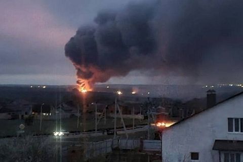 Dieses Foto soll den Brand in der Nähe von Belgorod zeigen.