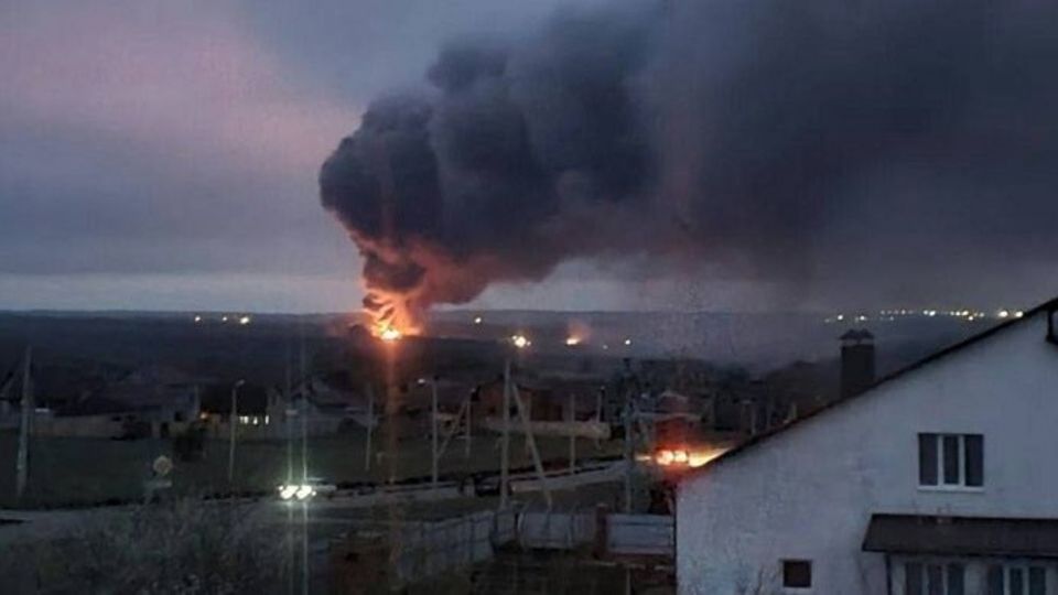 Dieses Foto soll den Brand in der Nähe von Belgorod zeigen.