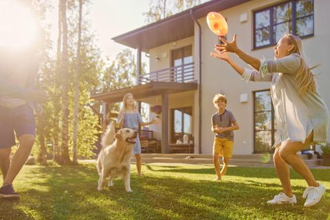 Outdoor-Spielzeug bringt kreative Beschäftigung ins Freie und eignet sich für die ganze Familie.