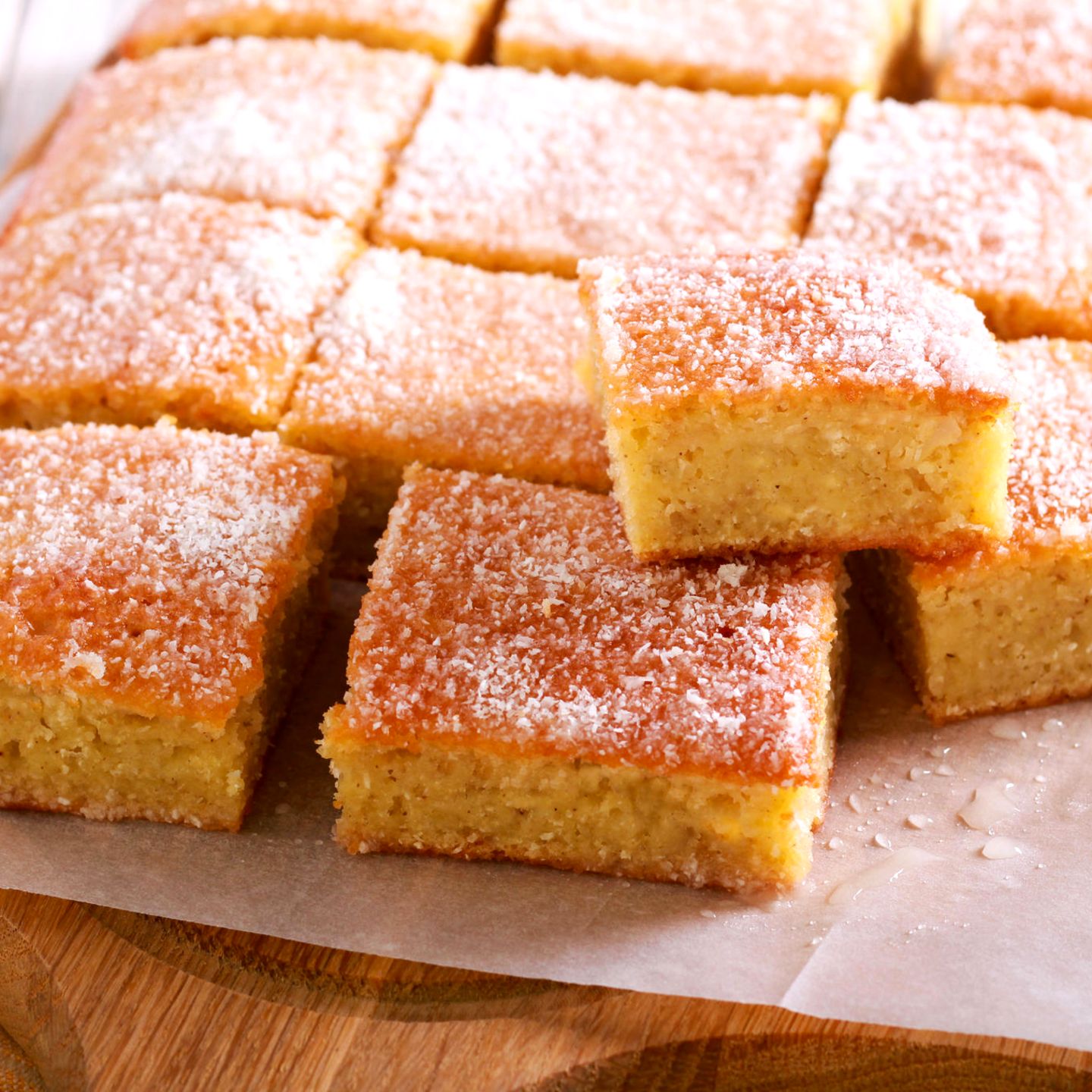 Ein Rührkuchen mit Puderzucker