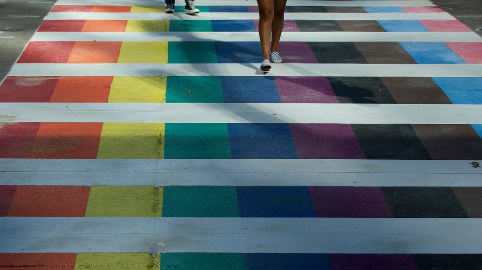 Zebrastreifen in den Farben der LGBTQ-Community