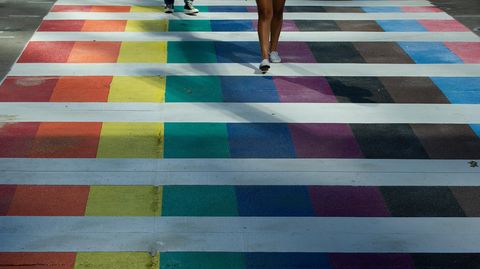 Zebrastreifen in den Farben der LGBTQ-Community