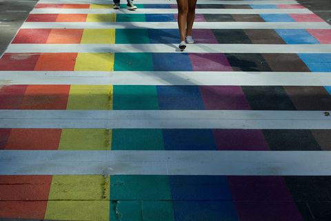 Zebrastreifen in den Farben der LGBTQ-Community