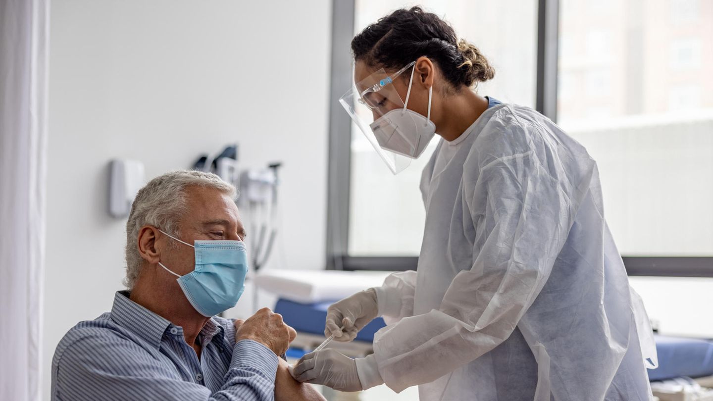 Ärztin impft Patienten Ärztin impft Patienten