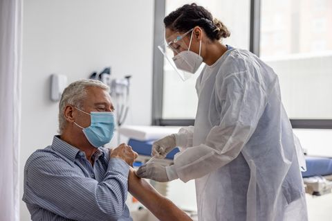 Ärztin impft Patienten