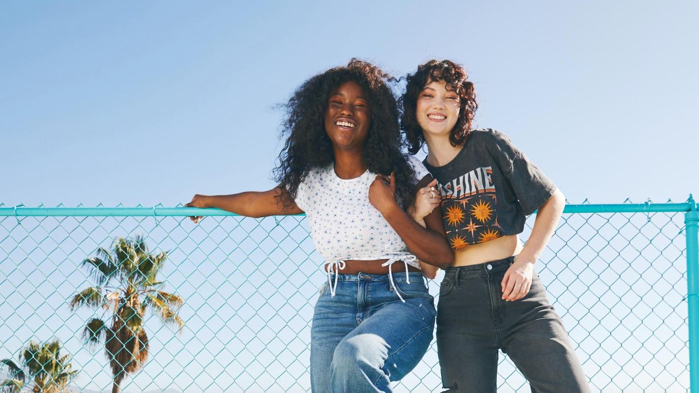 Zwei Frauen in Jeans von Abercrombie & Fitch