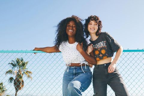 Zwei Frauen in Jeans von Abercrombie & Fitch