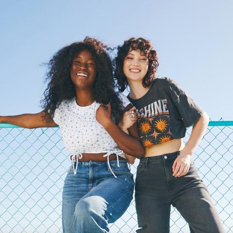 Zwei Frauen in Jeans von Abercrombie & Fitch