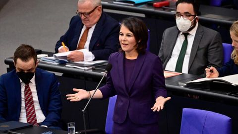 Bundesaußenministerin Annalena Baerbock (Bündnis 90/Die Grünen) spricht im Bundestag