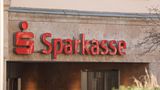 Banken: Jeder dritte Befragte vertraut den Sparkassen am meisten (34 Prozent). Auch Volks- und Raiffeisenbanken werden häufig genannt (16 Prozent). Die beliebteste Privatbank ist die Direktbank ING (9 Prozent).