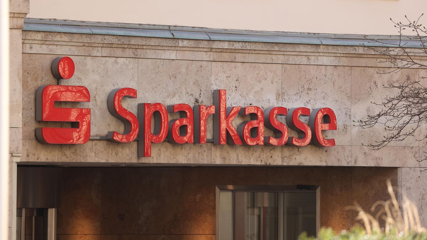 Banken: Jeder dritte Befragte vertraut den Sparkassen am meisten (34 Prozent). Auch Volks- und Raiffeisenbanken werden häufig genannt (16 Prozent). Die beliebteste Privatbank ist die Direktbank ING (9 Prozent).