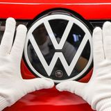 Autos: Volkswagen hat laut der repräsentativen Umfrage unter 4000 Verbrauchern die meisten Markenfans aller Autohersteller. Auf den Plätzen folgen Mercedes, BMW und Audi. Börsenliebling Tesla taucht in den Top-Ten der Verbraucher (noch) nicht auf.