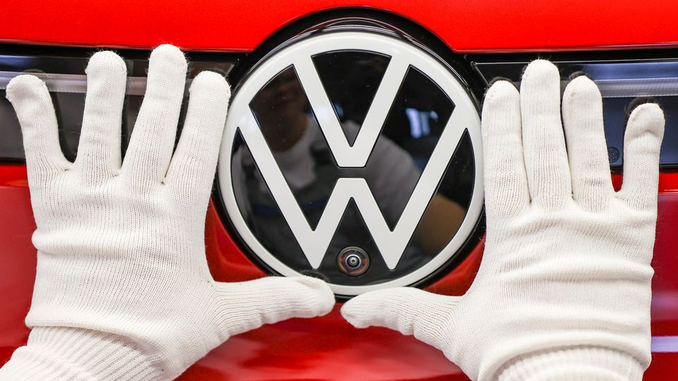Autos: Volkswagen hat laut der repräsentativen Umfrage unter 4000 Verbrauchern die meisten Markenfans aller Autohersteller. Auf den Plätzen folgen Mercedes, BMW und Audi. Börsenliebling Tesla taucht in den Top-Ten der Verbraucher (noch) nicht auf.