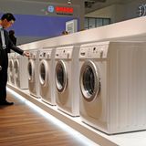 Haushalts- und Küchengeräte: Das höchste Markenvertrauen genießt Bosch vor Miele und Siemens. Zudem ist das Vertrauen der Verbraucher in die Branche insgesamt deutlich höher als in andere Branchen.