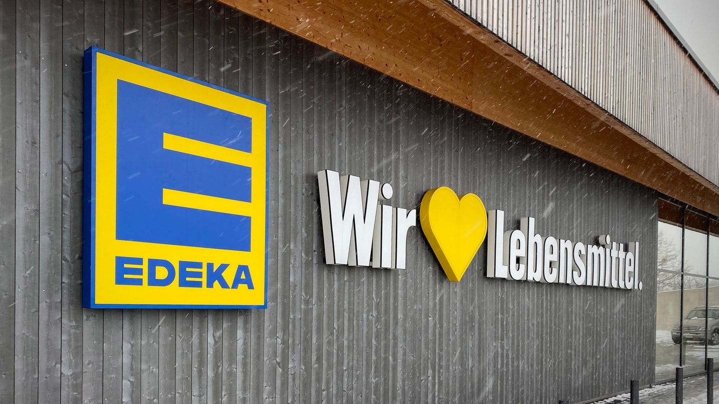Von Autos bis Versicherungen: Handelsunternehmen: Die Supermärkte Edeka (17 Prozent) und Rewe (14 Prozent) liegen im Vertrauensranking der Verbraucher vor den Discountern Aldi (12 Prozent) und Lidl (9 Prozent). Dazwischen auf Rang vier rutscht Onlineriese Amazon mit 11 Prozent aller Nennungen für den Handel. Handelsunternehmen: Die Supermärkte Edeka (17 Prozent) und Rewe (14 Prozent) liegen im Vertrauensranking der Verbraucher vor den Discountern Aldi (12 Prozent) und Lidl (9 Prozent). Dazwischen auf Rang vier rutscht Onlineriese Amazon mit 11 Prozent aller Nennungen für den Handel.