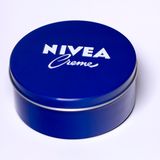 Hautpflege: Ein Regal weiter im Drogeriemarkt führt kein Weg an Nivea vorbei. Auf Platz zwei liegt das ebenfalls von Beiersdorf hergestellte Eucerin, gefolgt vom Bayer-Produkt Bepanthen und Sebamed.