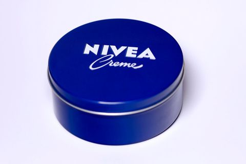 Hautpflege: Ein Regal weiter im Drogeriemarkt führt kein Weg an Nivea vorbei. Auf Platz zwei liegt das ebenfalls von Beiersdorf hergestellte Eucerin, gefolgt vom Bayer-Produkt Bepanthen und Sebamed.